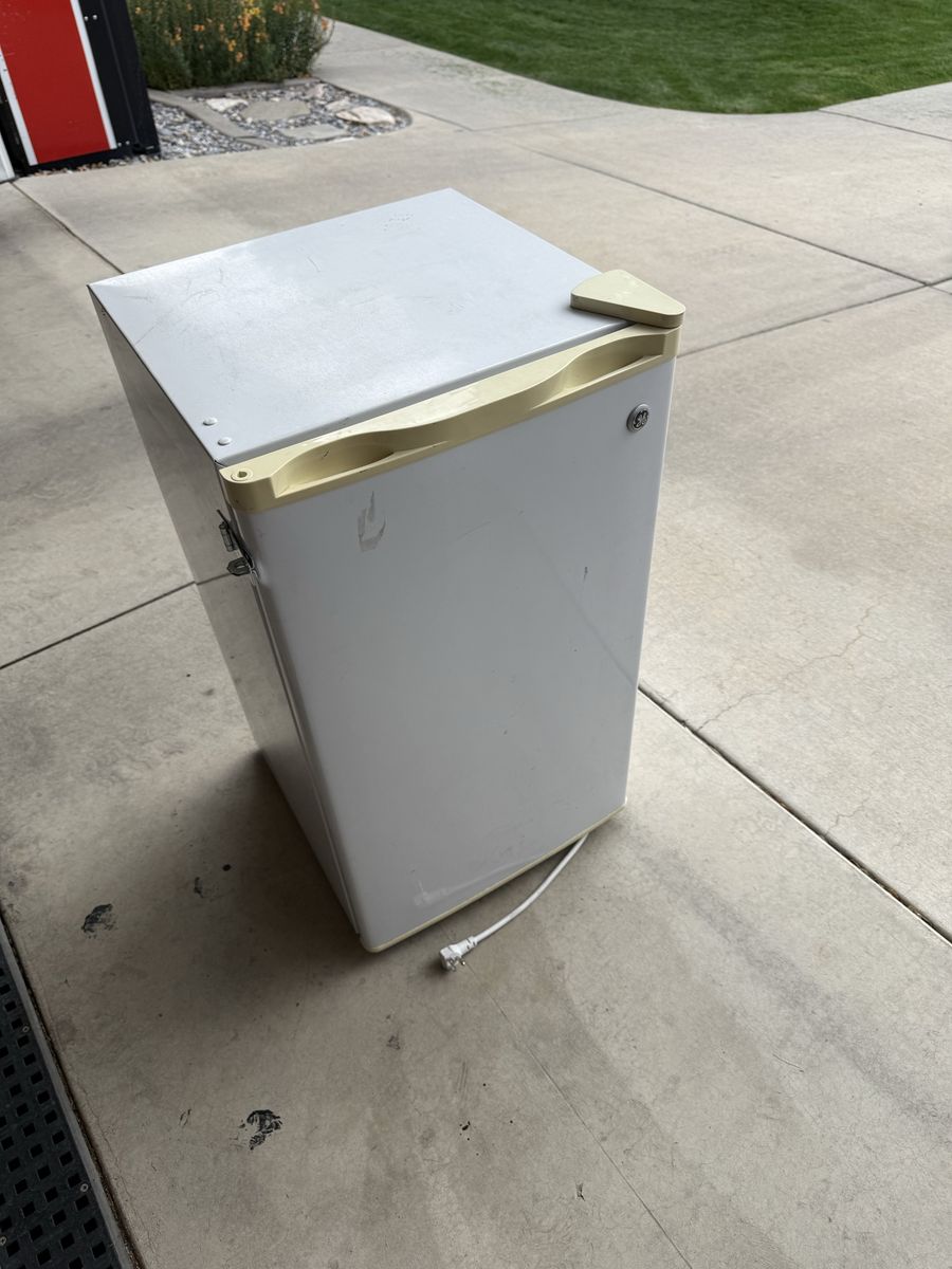 GE General Electric Mini Refrigerator SMR03BAVBWW White Used
