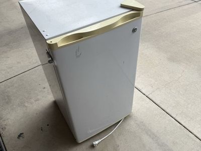 GE General Electric Mini Refrigerator SMR03BAVBWW White Used