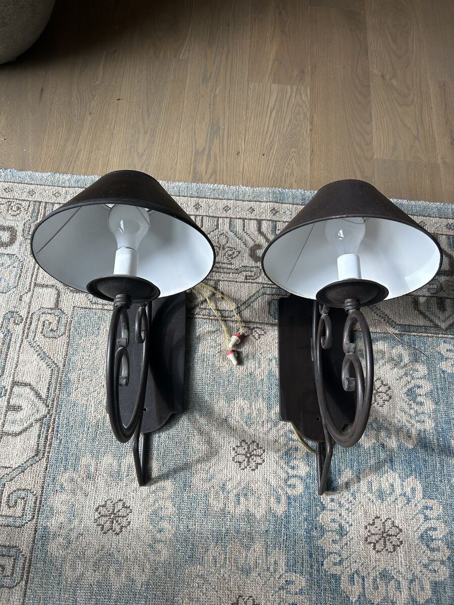 2 light sconces
