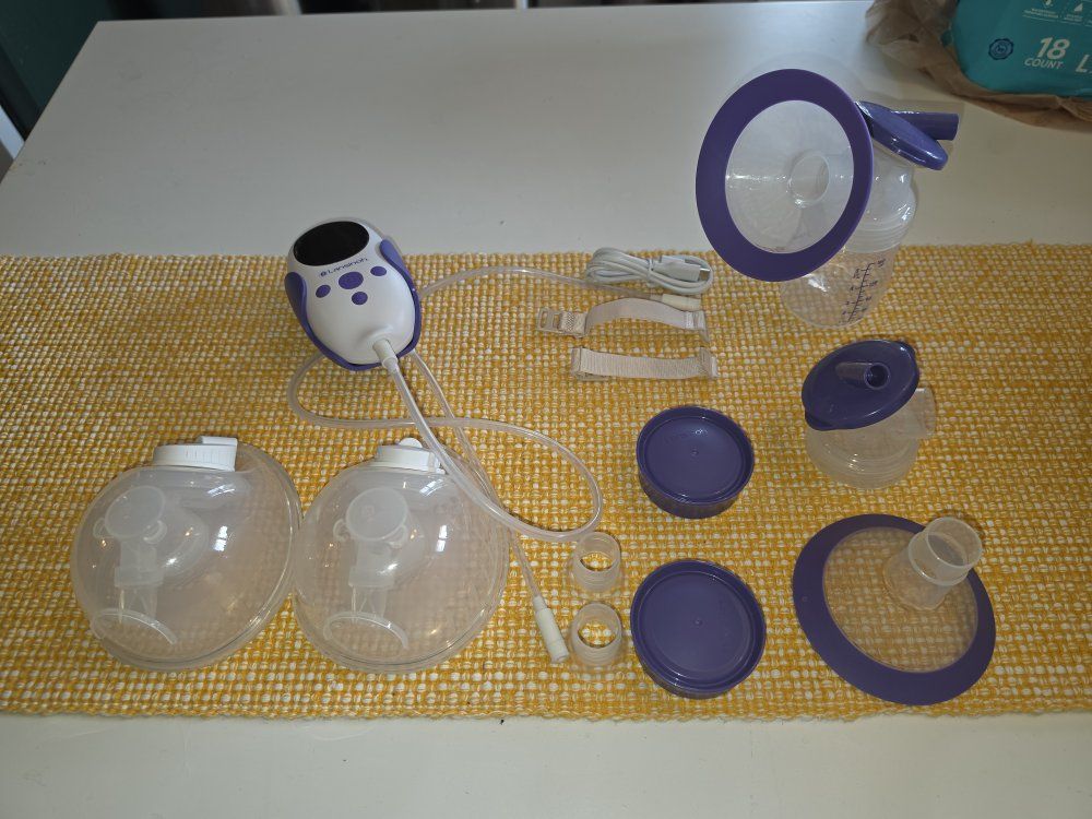 wearable breast pump and extra accessories