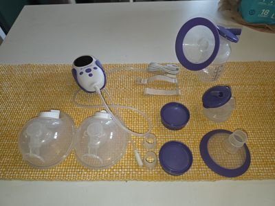 wearable breast pump and extra accessories