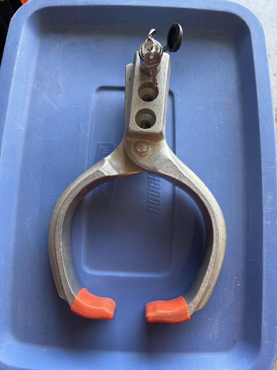 Trailer Tire Locking Clamshell Chock