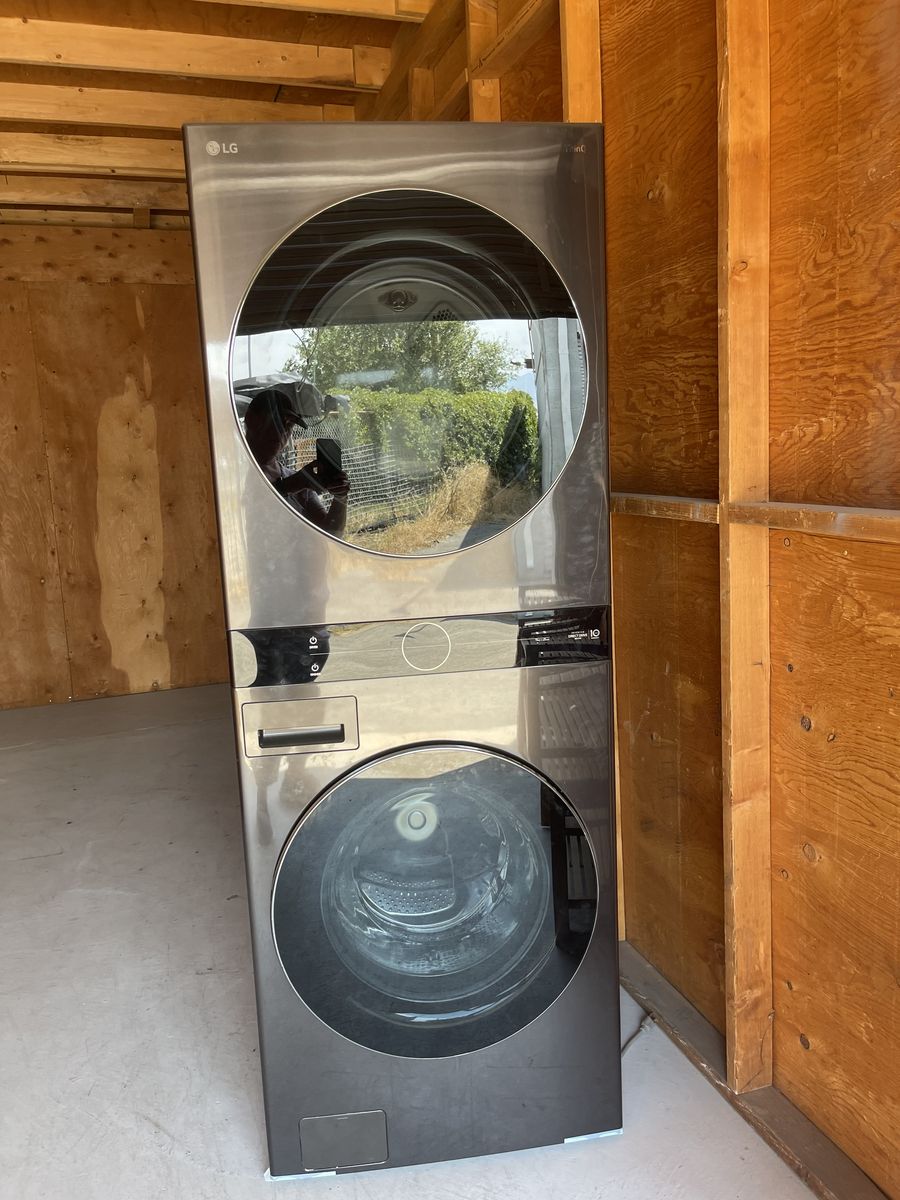 LG washer/dryer stackable unit - great condition!