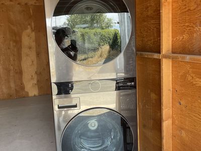LG washer/dryer stackable unit - great condition!