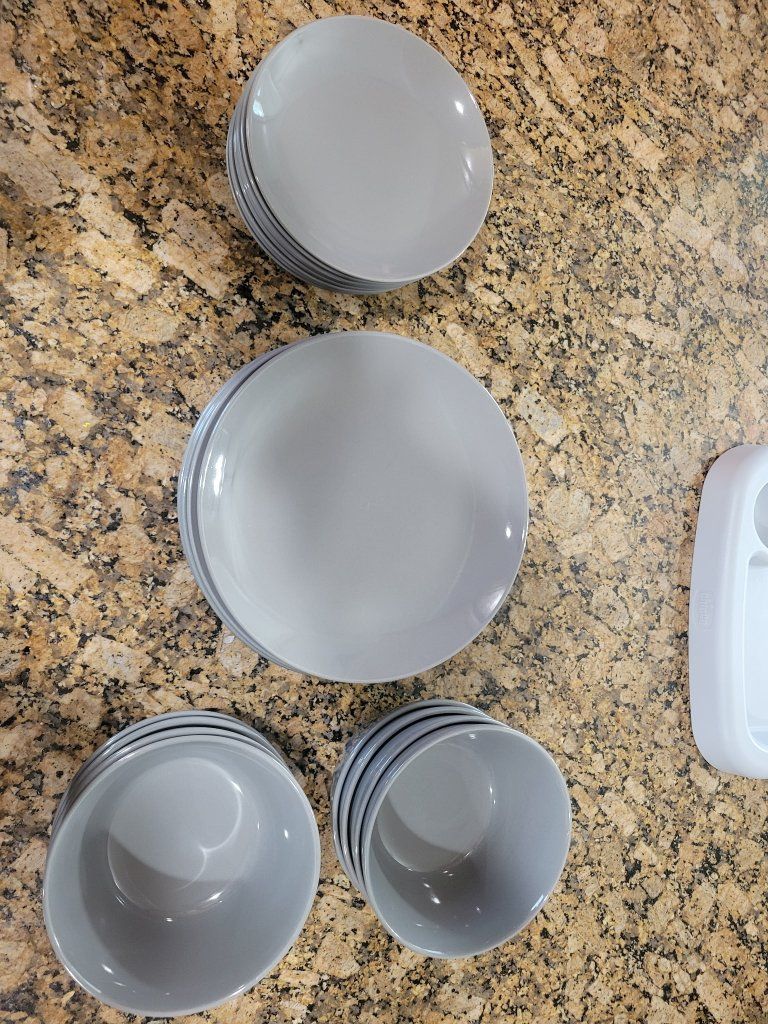 Dinnerware set