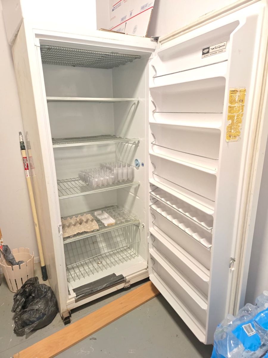 WHIRLPOOL 21 cu ft White Upright Freezer - Single Door, 32"x29"x72"