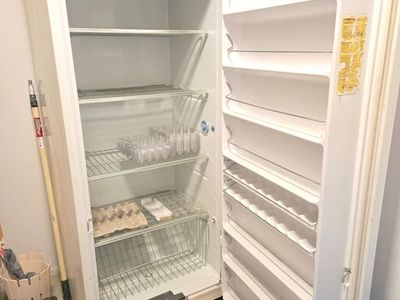 WHIRLPOOL 21 cu ft White Upright Freezer - Single Door, 32"x29"x72"