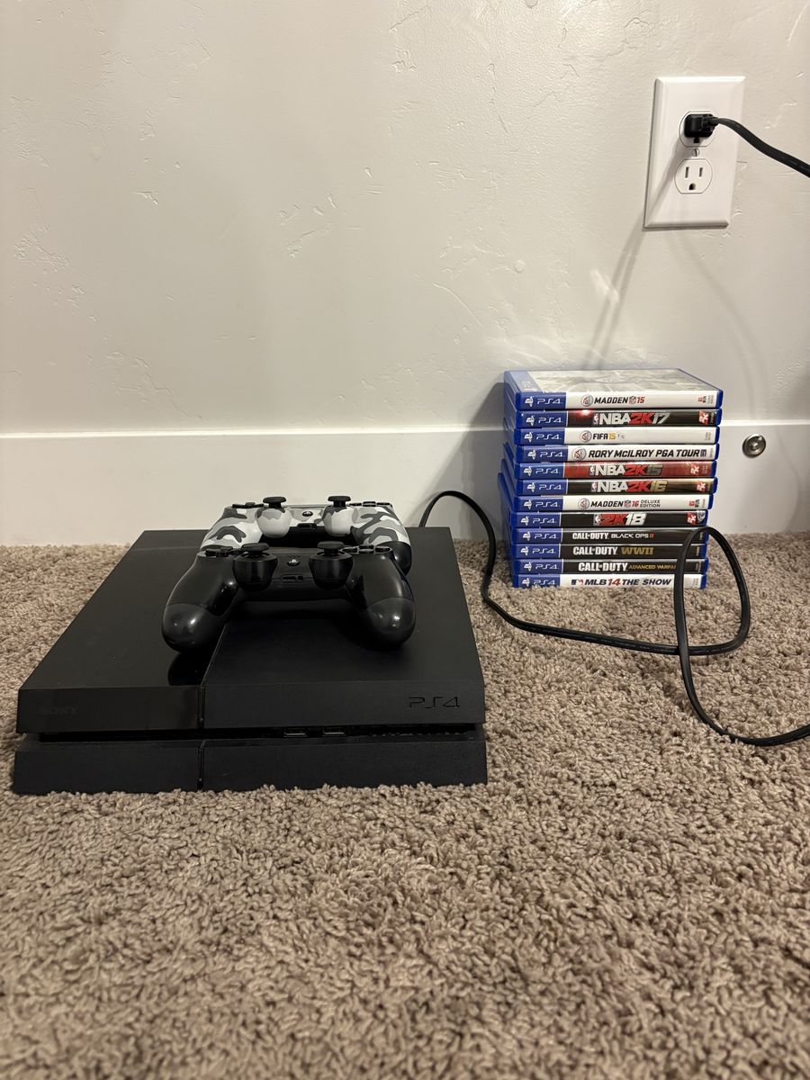 PS4 + 2 Controllers + 12 Games