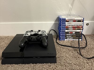 PS4 + 2 Controllers + 12 Games