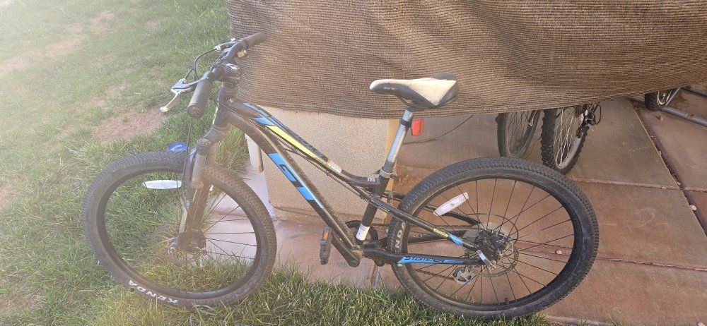 GT Stomper Ace 24" Kids Mountain Bike - Black/Blue/Yellow, Disc Brakes