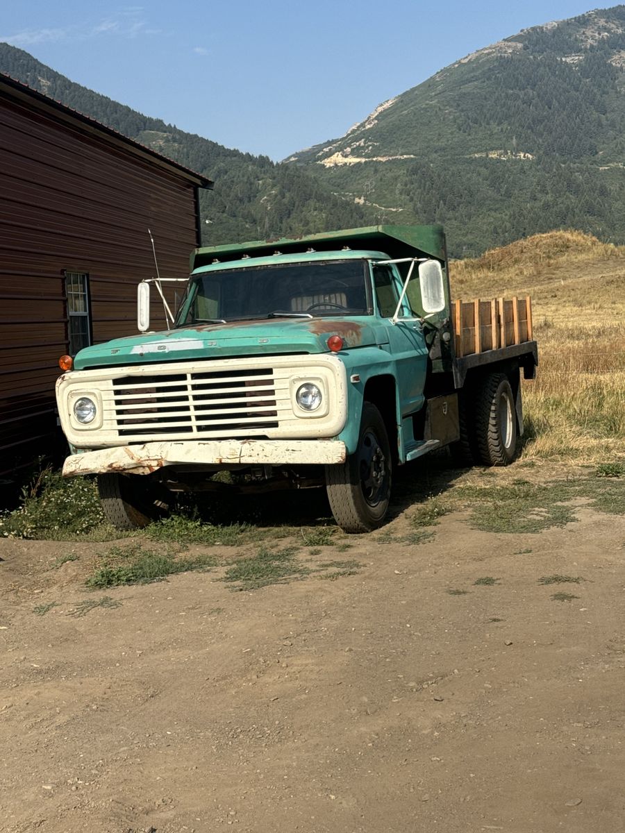 1967 ford F600 dump truck 