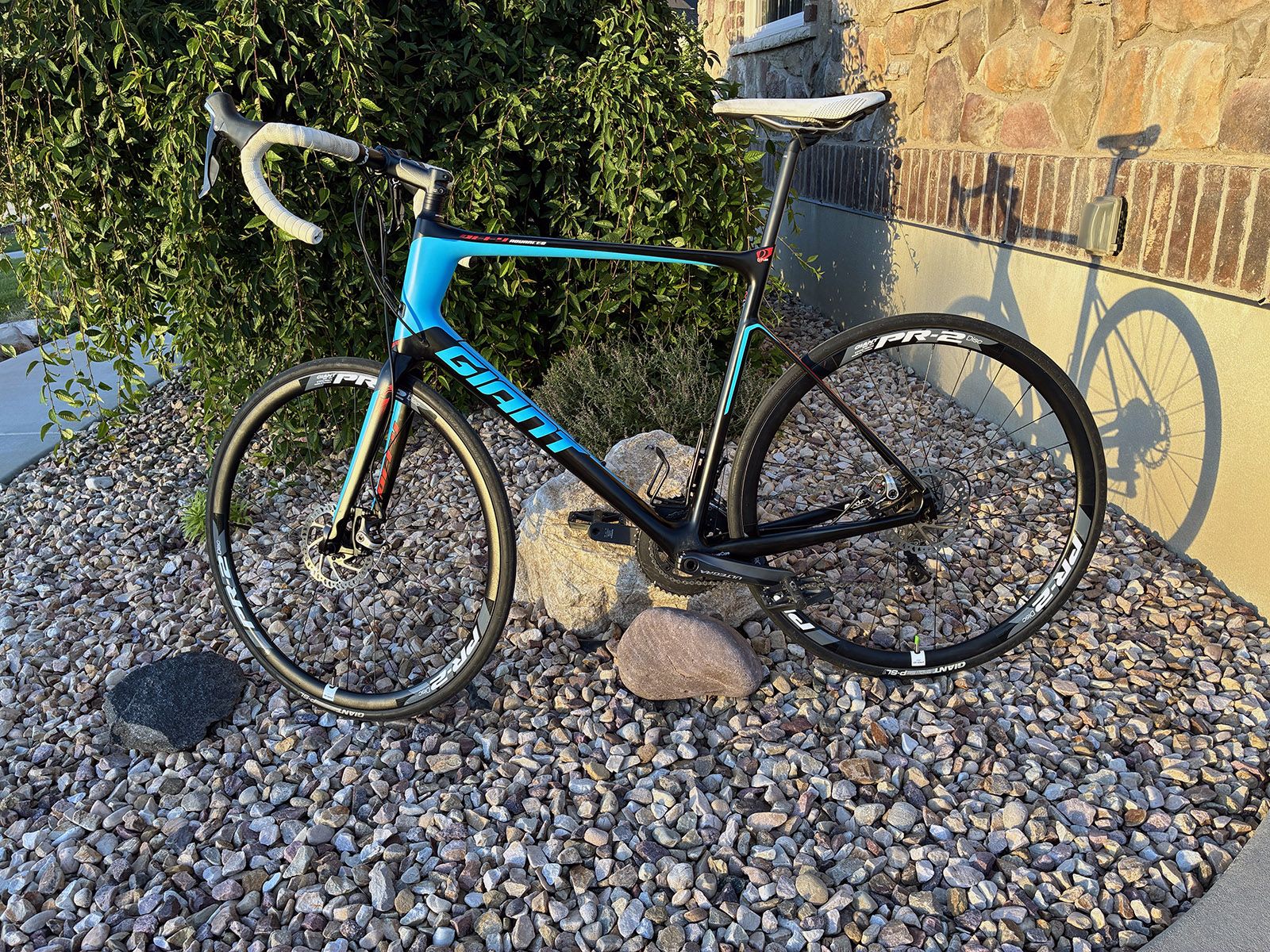 2017 Giant Defy Advanced Carbon Road Bike – Shimano Ultegra Rear Derailleur – Disc Brakes - XL