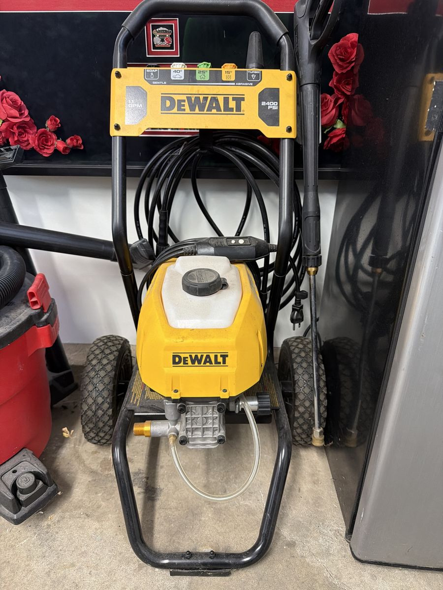 DeWalt 2400 PSI Pressure Washer, 1.1 GPM, Gas Powered, for Home/Outdoor Cleaning