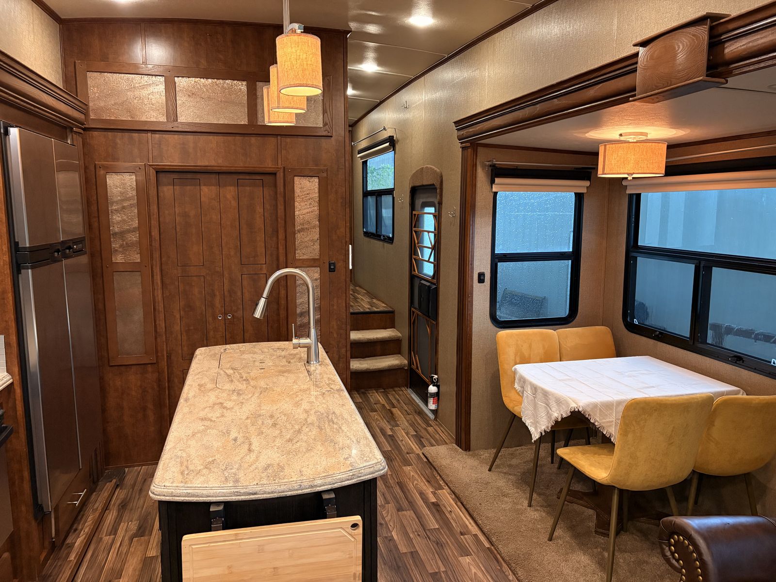 Coachmen Brookstone 395RL 2016  – Luxury Fifth Wheel