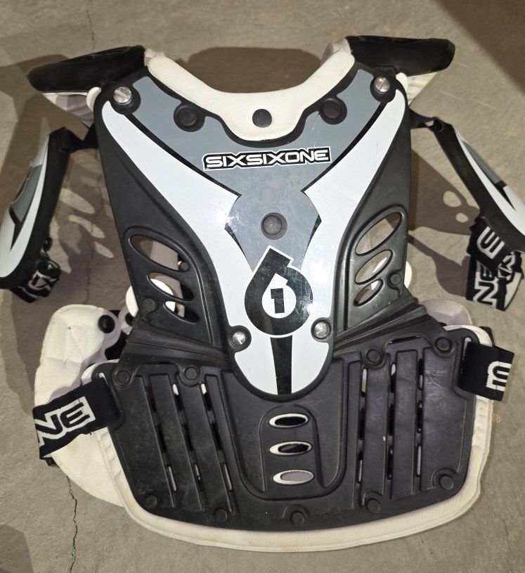Sixsixone chest protector D 2.5 Size 42-44