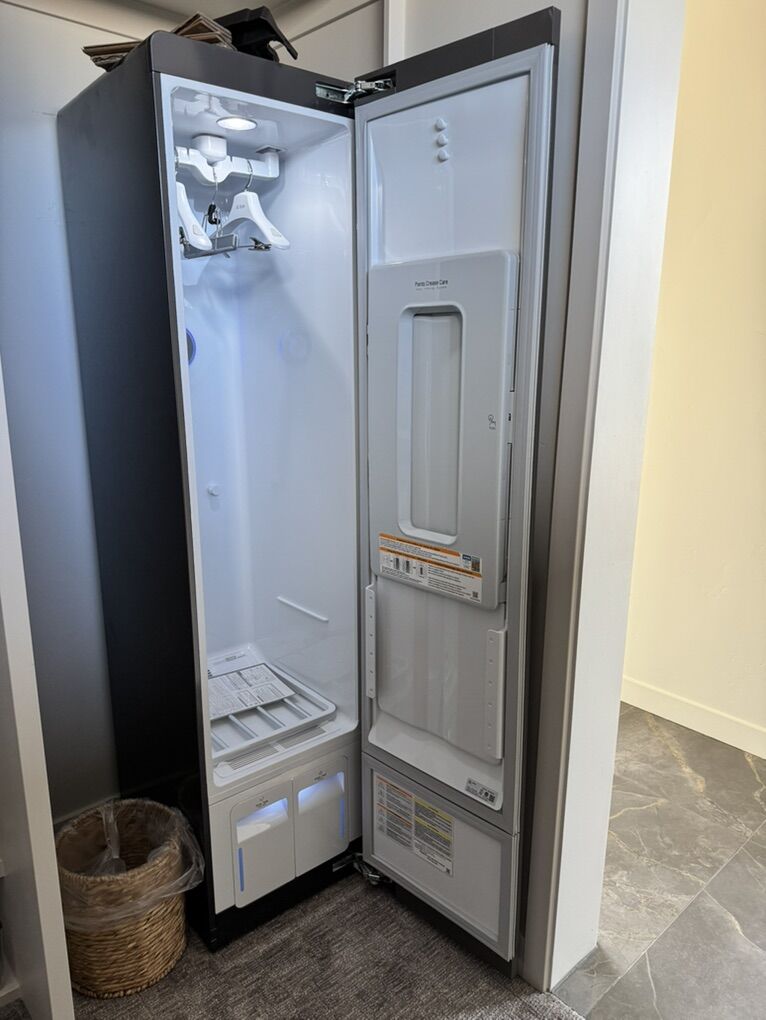 LG Styler Steam Closet – Mirror Finish (S3MFBN)