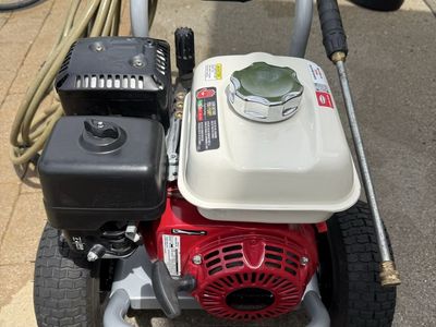 Simpson pro series 3600psi 2.5gpm has Honda gx200 engine like new