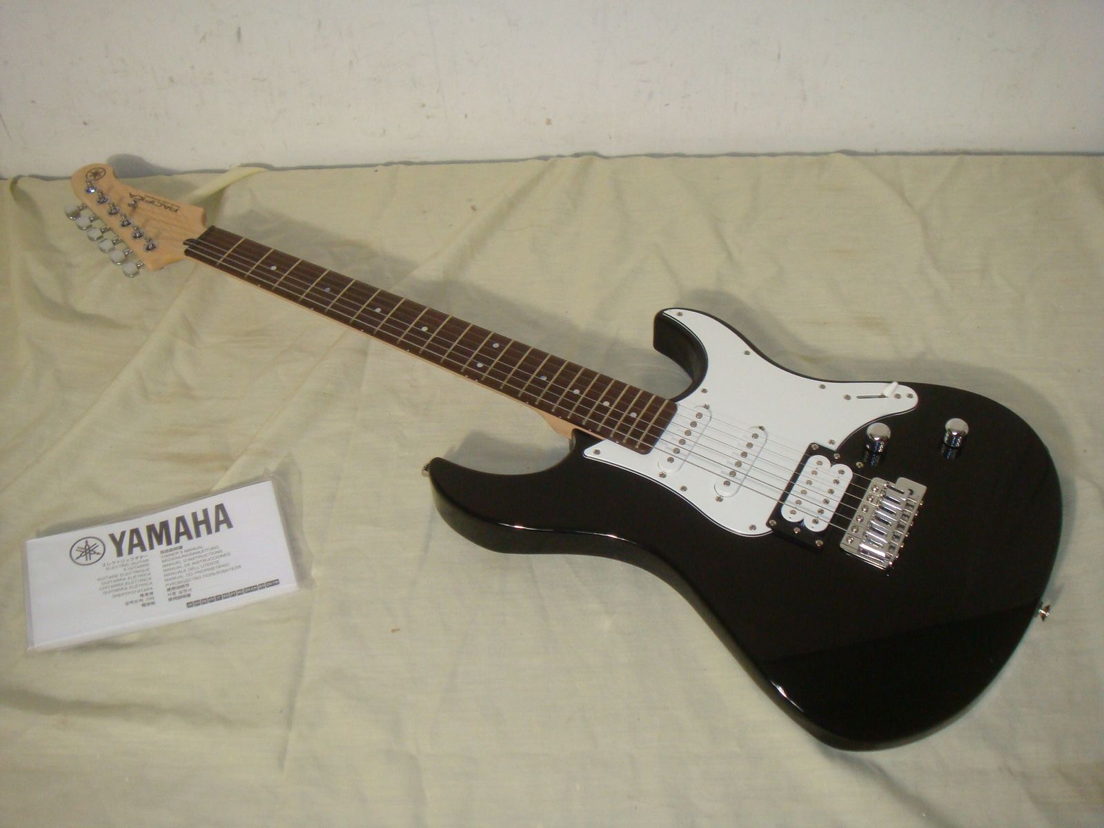 YAMAHA PAC112V PACIFICA SERIES ELECTRIC GUITAR IN BLACK -NOB!