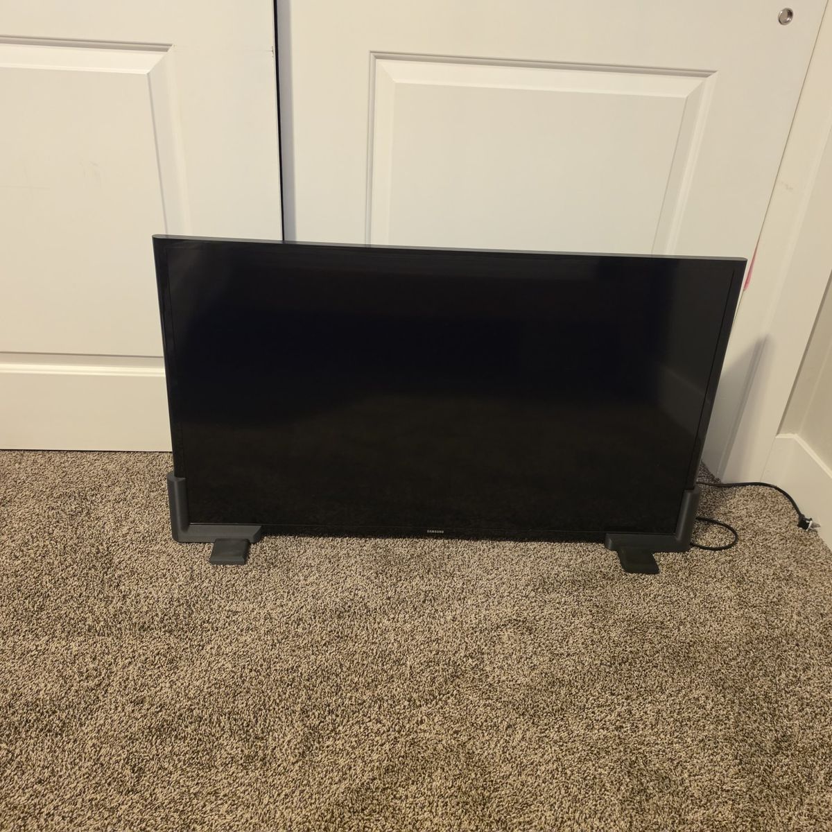 Samsung 40" 4K Smart TV with Wall Mount