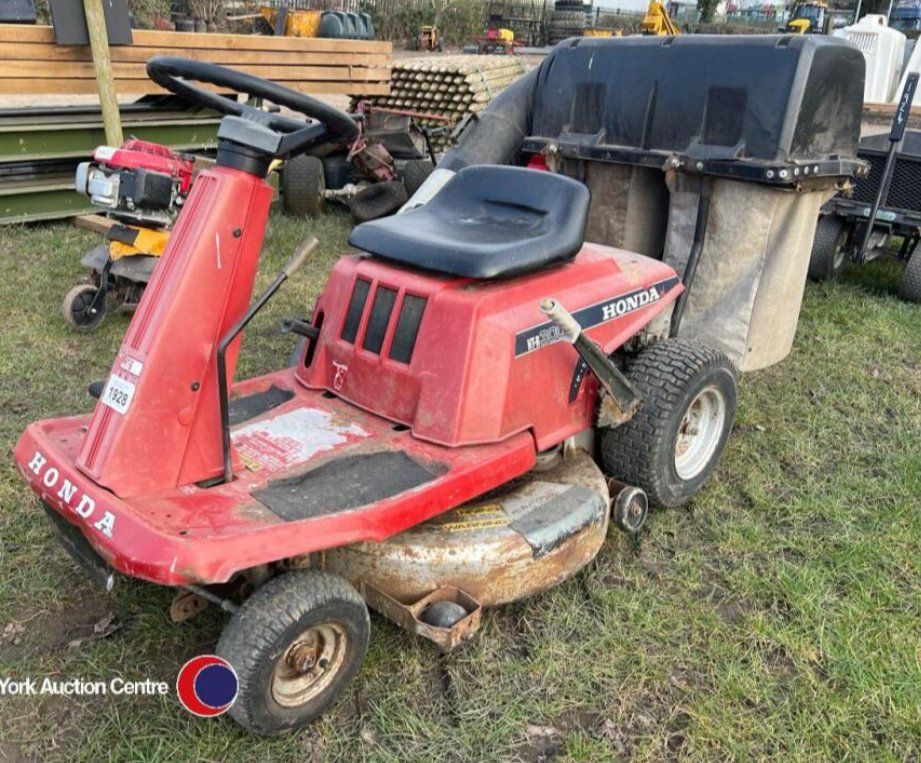 Honda 3011 ride on lawn mower. 30” deck, rear engi