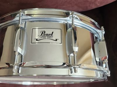Pearl snare drum