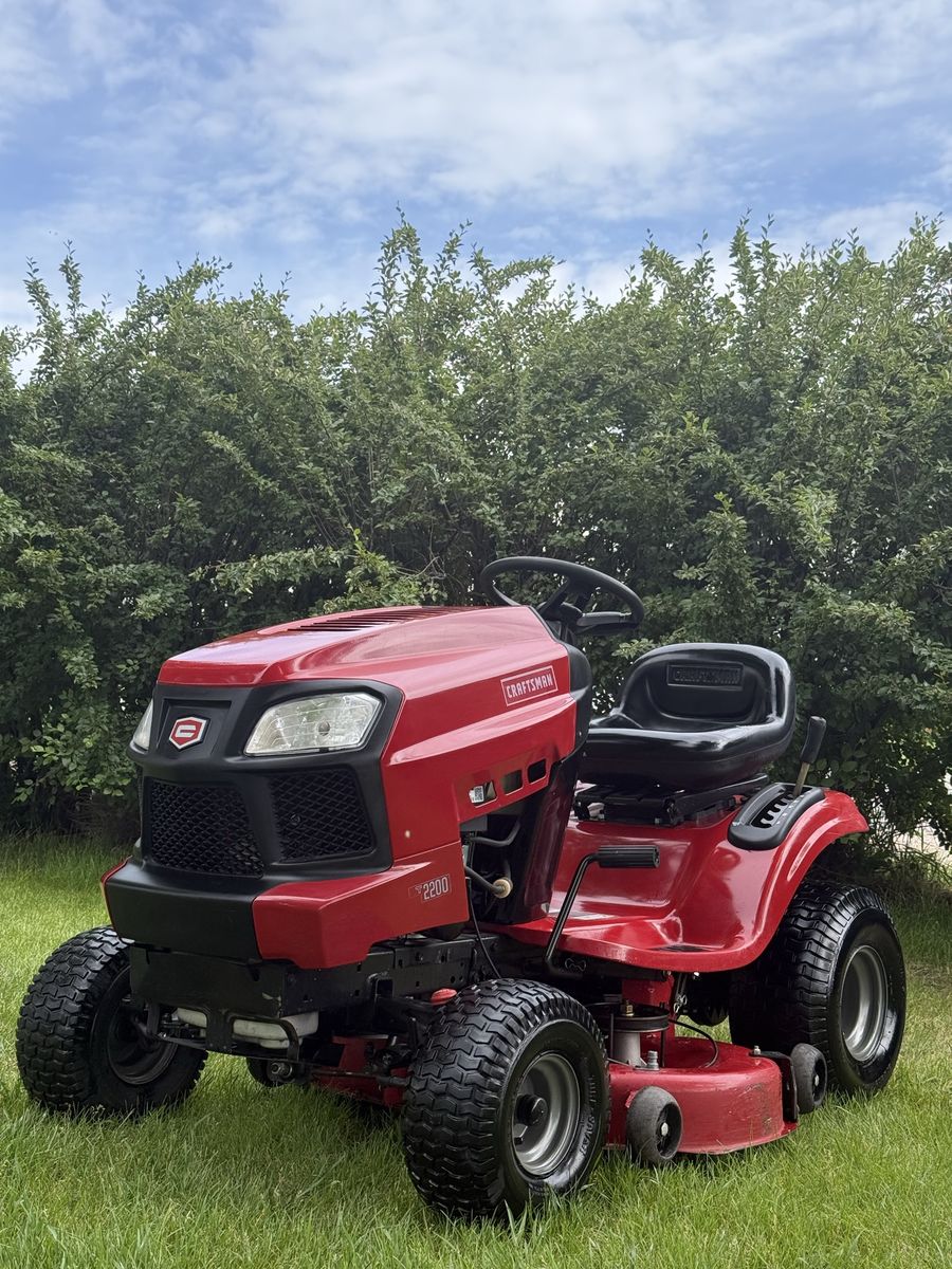 Craftsman T2200 Riding Lawn Mower