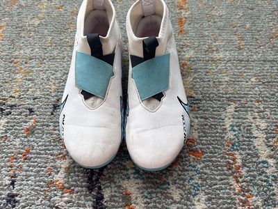 Size 5 1/2 Nike Air Zoom Soccer Cleats