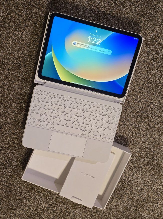 Like New 10th Gen Ipad & Magic Keyboard