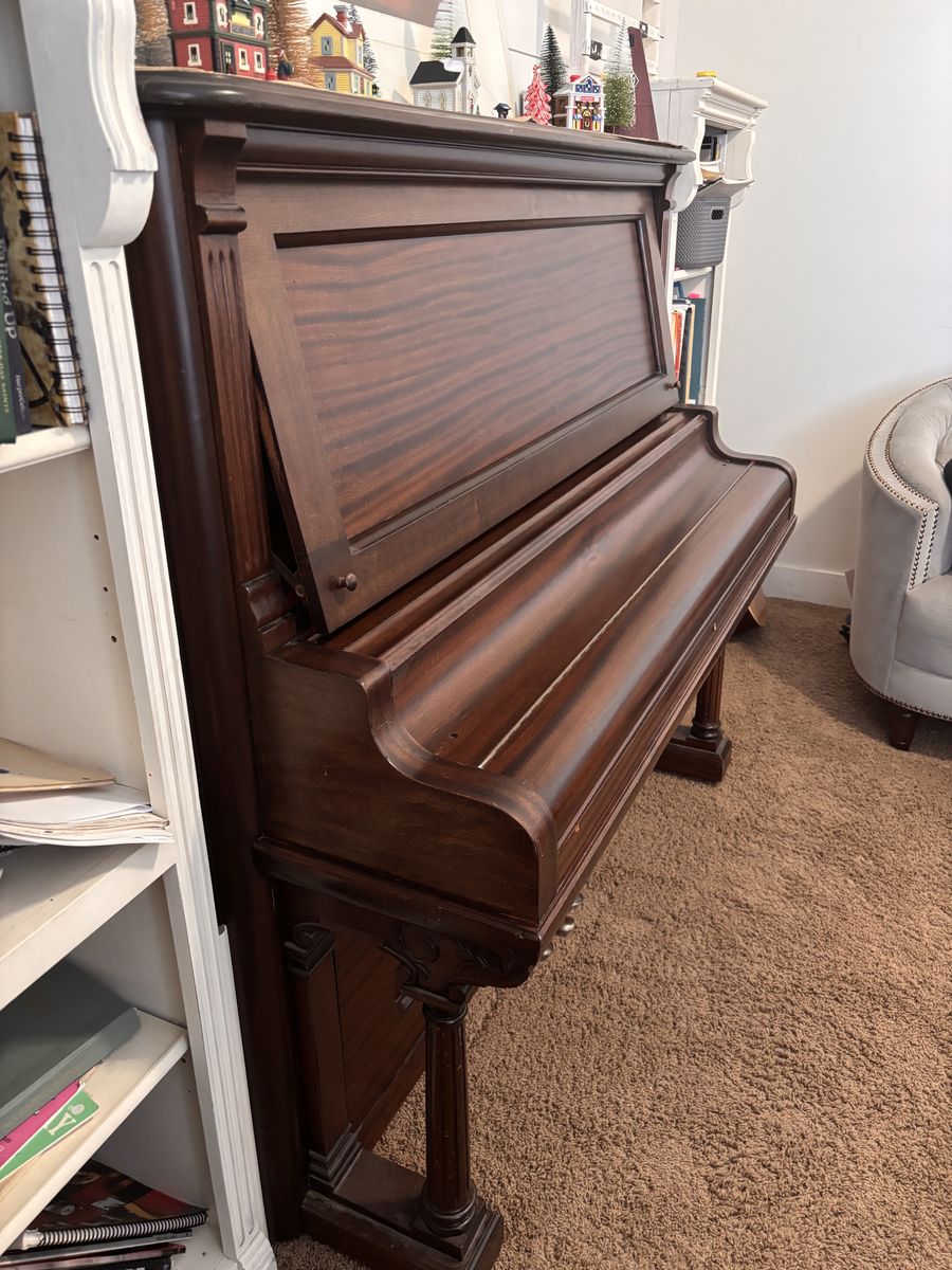 Free Piano--Lovely Heirloom, works well