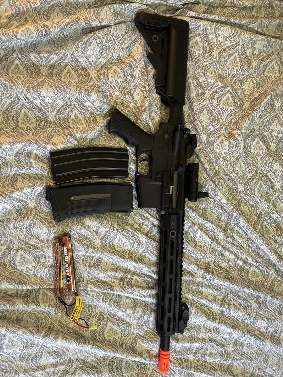 Airsoft M4 Carbine Style AEG Rifle with 2 Magazines & 9.6V Battery