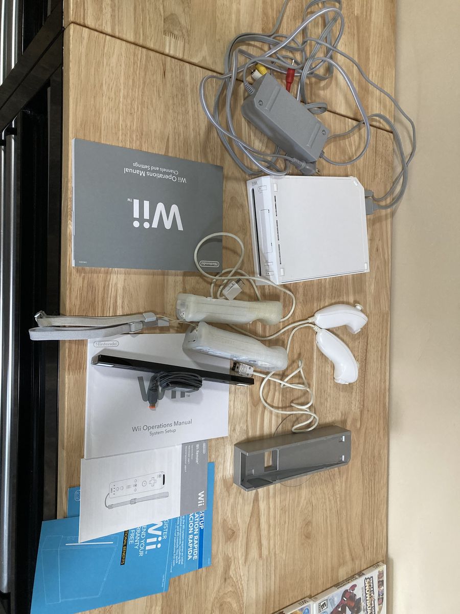 LIKE NEW Wii game console & games bundle