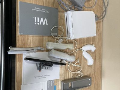 LIKE NEW Wii game console & games bundle