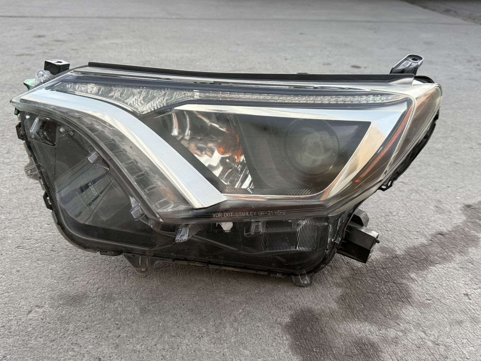 Toyota RAV4 Headlight Assembly Passenger Side (Right) - Used Condition - OEM Part Stanley P3192