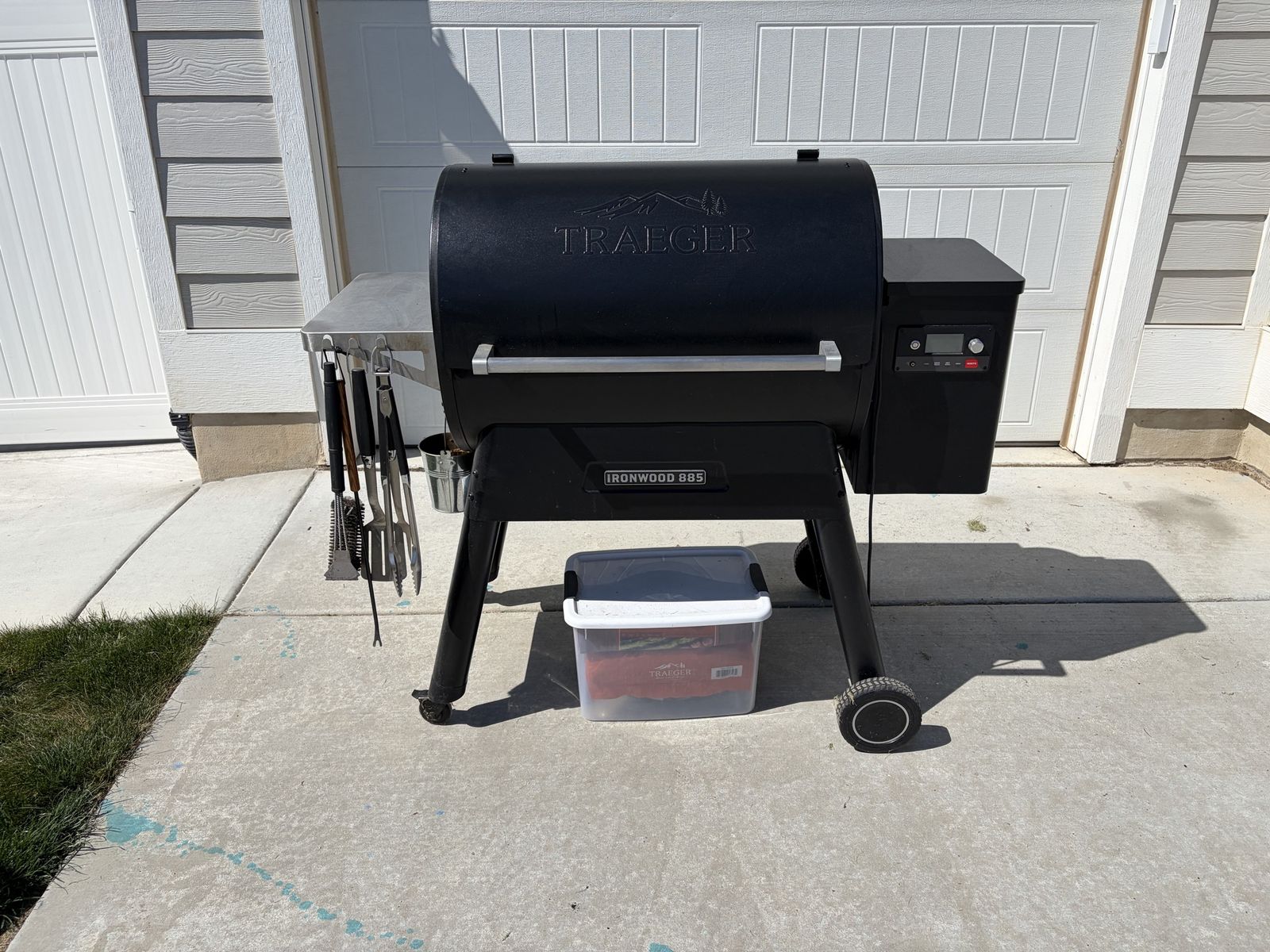 Traeger Ironwood 885 + Accessories (lightly used)