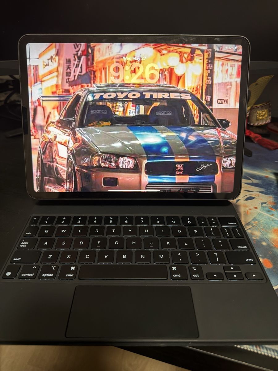 Ipad Pro 3rd Generation w/ Apple keyboard
