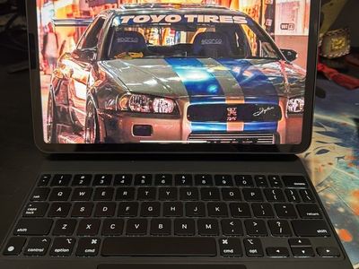 Ipad Pro 3rd Generation w/ Apple keyboard