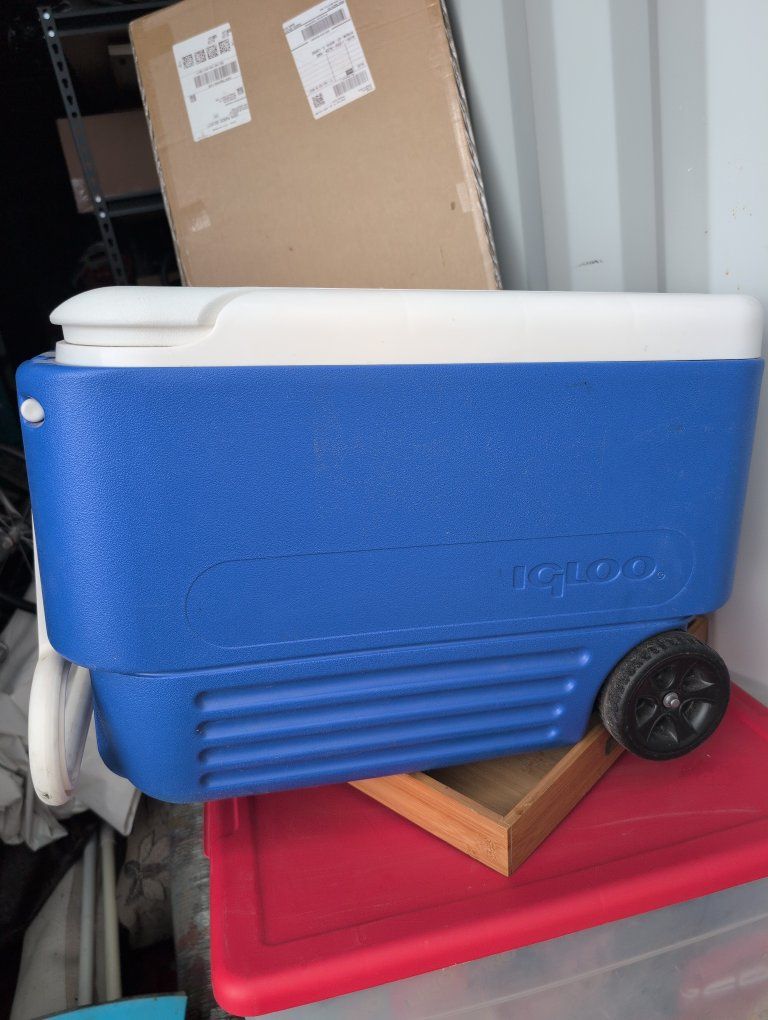 Igloo Blue & White Hard-Sided Rolling Cooler - Large Capacity, Built-in Wheels