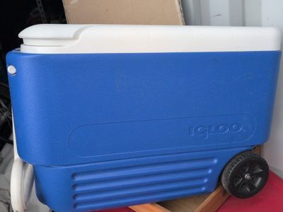 Igloo Blue & White Hard-Sided Rolling Cooler - Large Capacity, Built-in Wheels