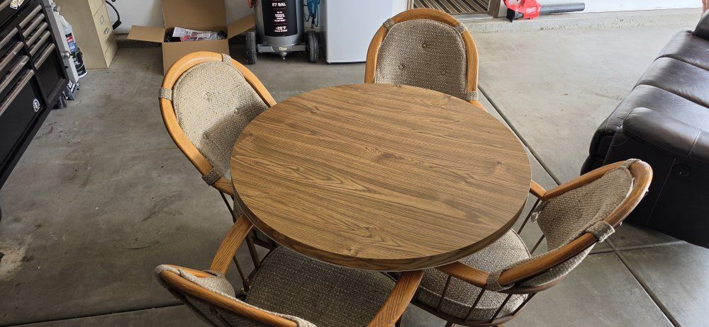 Dining table with additional leaf