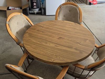 Dining table with additional leaf