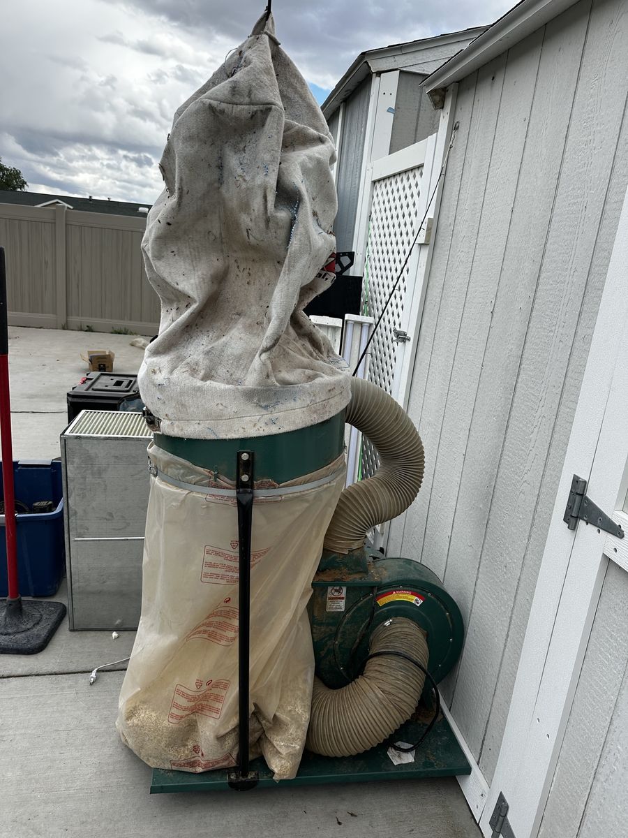 Grizzly Industrial G0703 1.5 HP Dust Collector with Stand and Bags