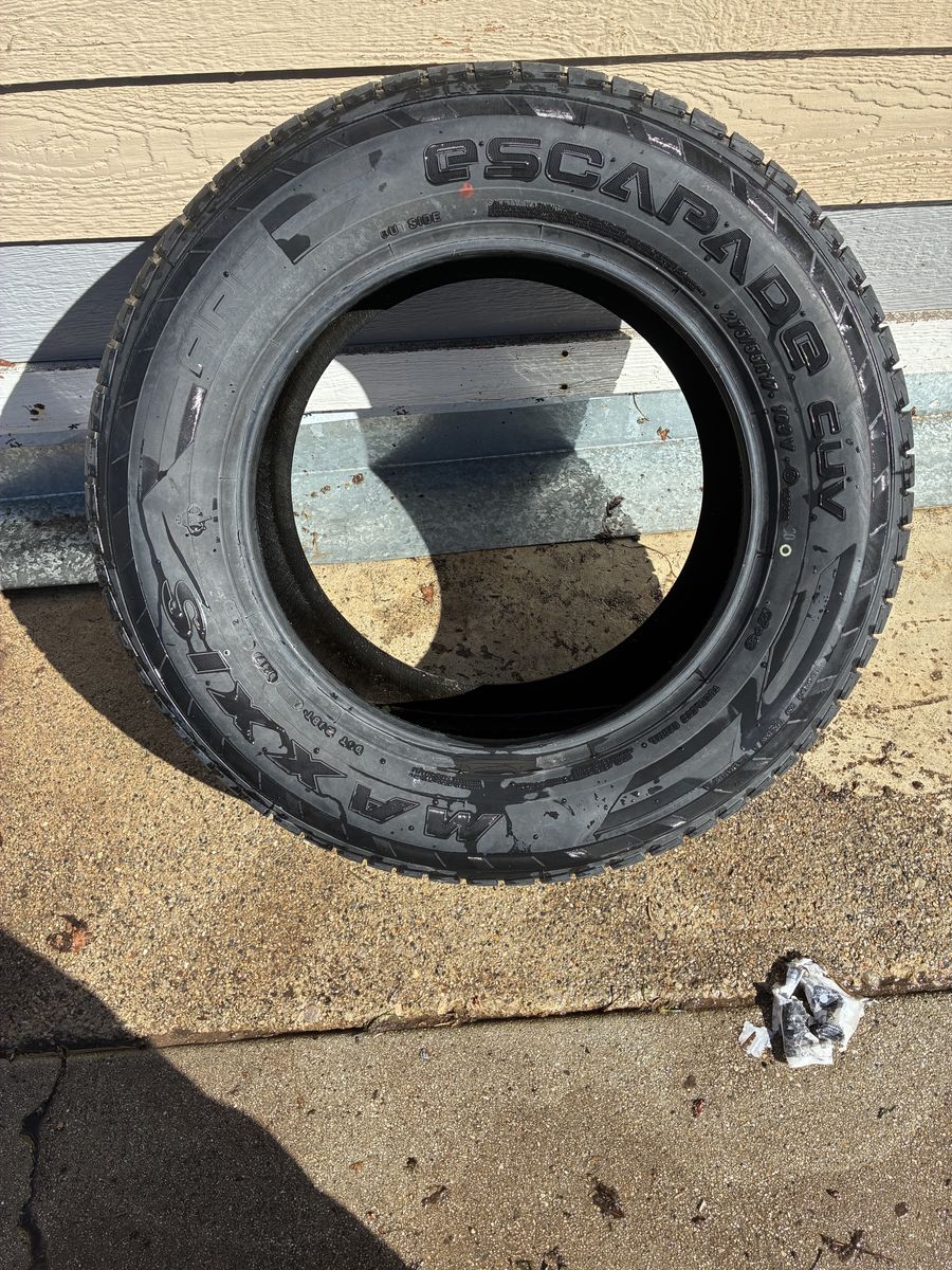 275/55/17 NEW MAXXIS ESCAPADE CUV