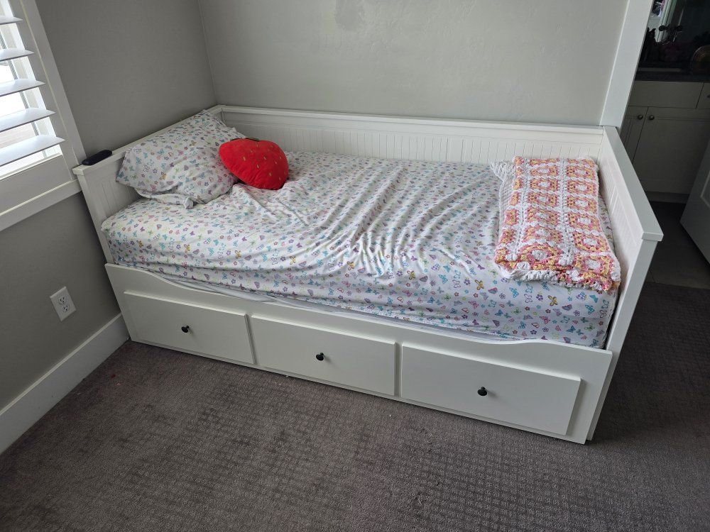 White Daybed with Pull-Out Trundle and Three Storage Drawers