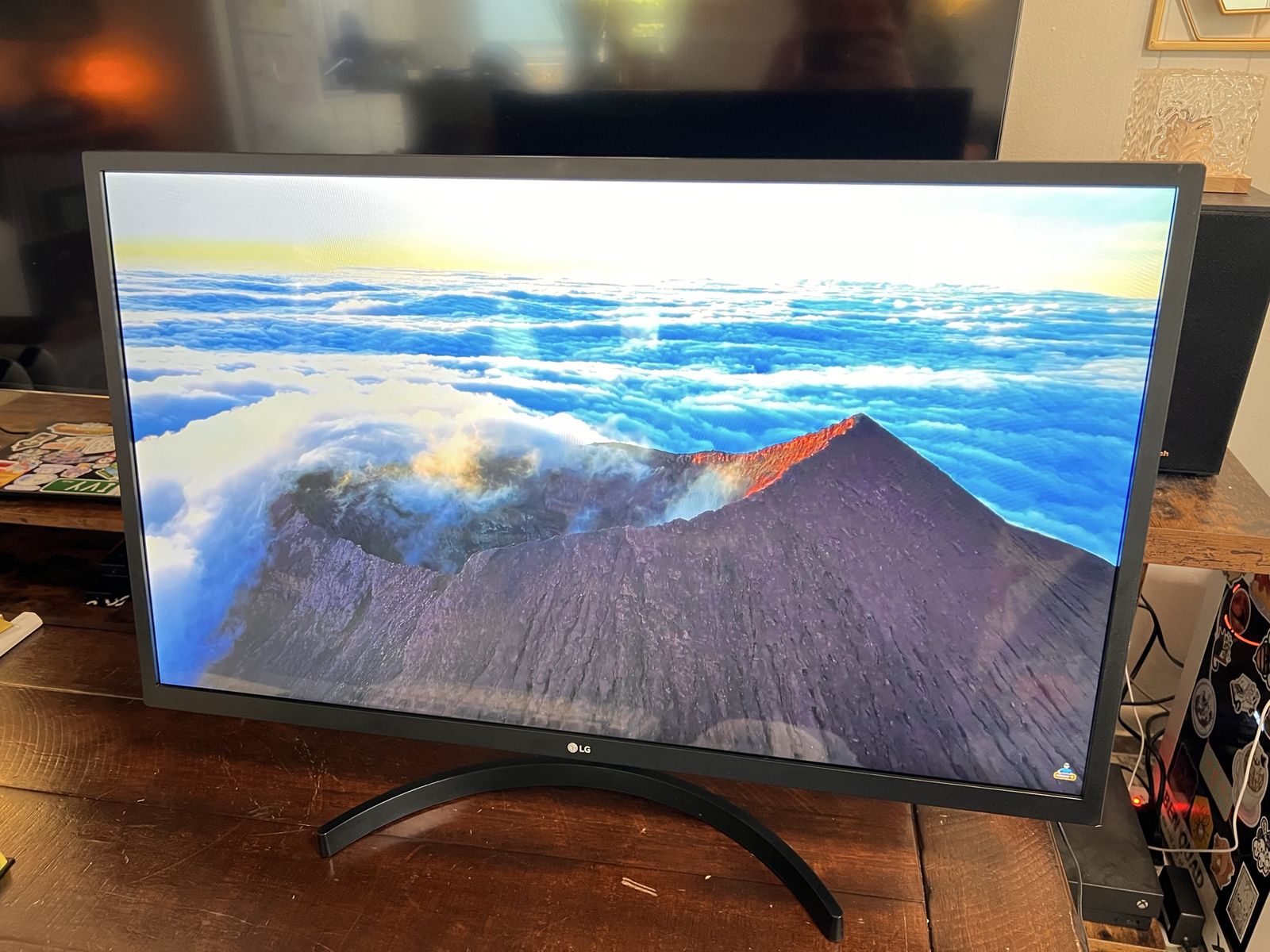 LG 32" 1080p IPS HDR 10 Monitor - clean display, great for work or movies