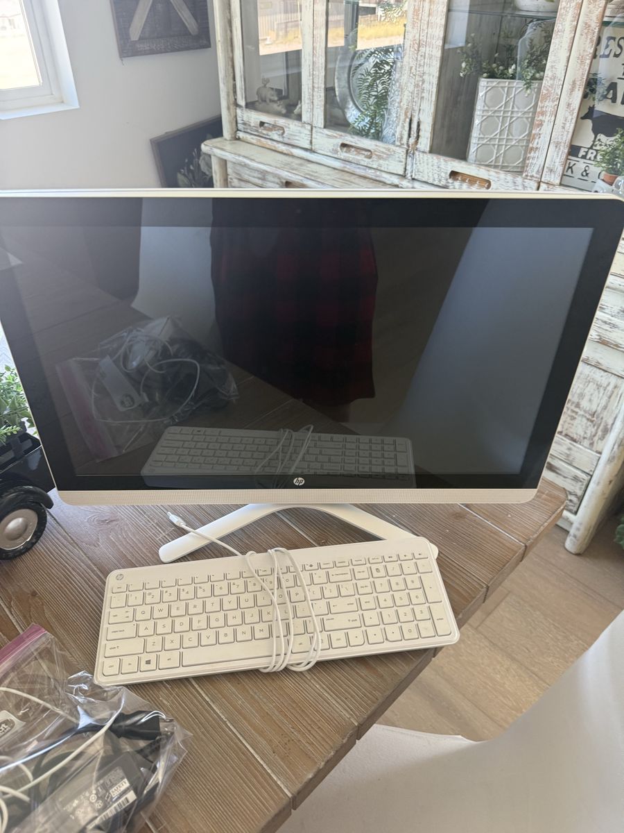HP All-in-One Desktop PC with Keyboard - White