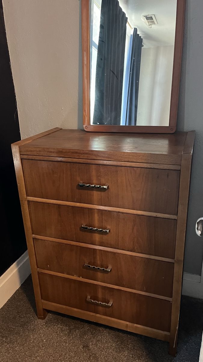 Dresser with 4 Drawer Chest