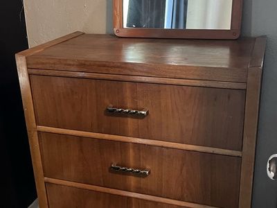 Dresser with 4 Drawer Chest