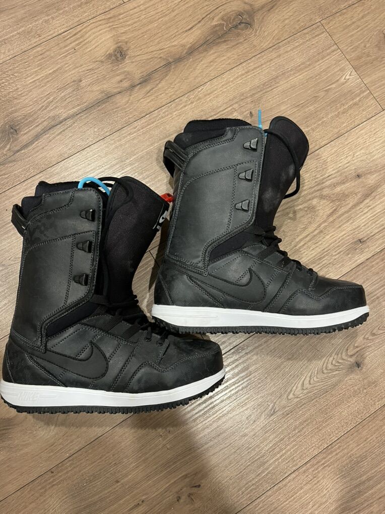 Nike Vapen Womens Snowboard Boot (size 9)