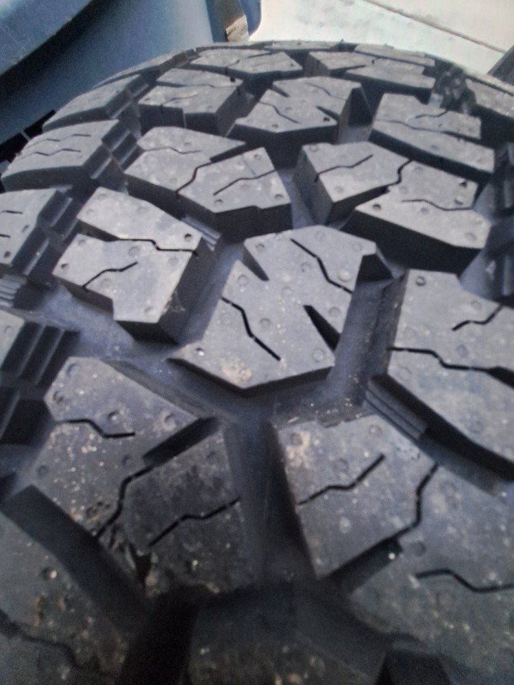 (1)  brand new LT 275 70 18  Arison AT tire