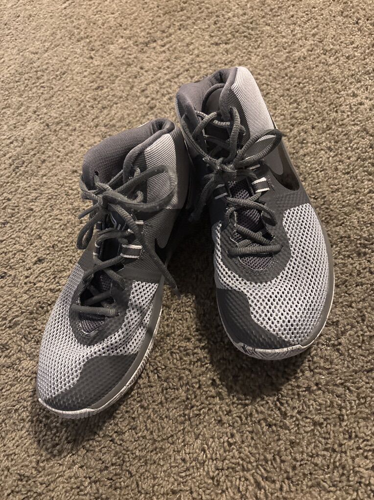 Nike Basketball Sports Grey Shoes Size 8